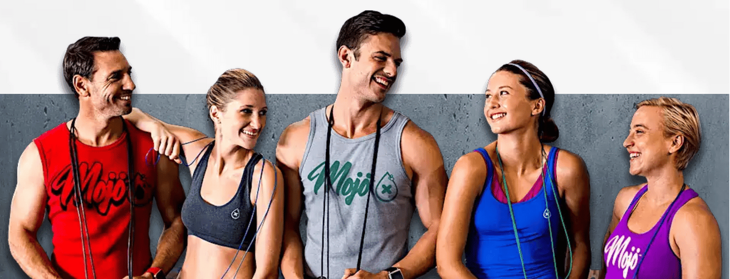 Het Mojo-team — vijf vrienden in Mojo tanktops die samen lachen