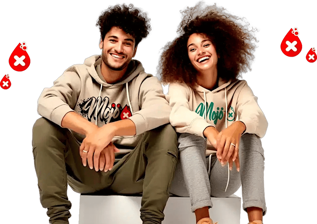 Glimlachend stel zittend in Mojo hoodies
